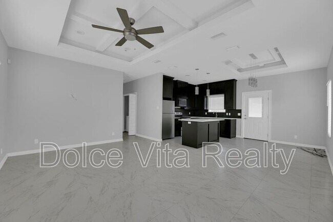 Building Photo - 1012 E la Cantera Ave