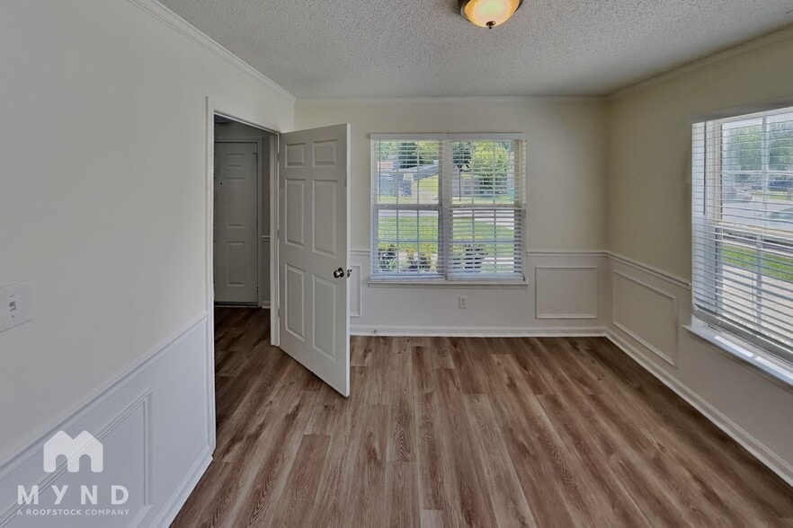 Building Photo - 219 Chattaroy Dr