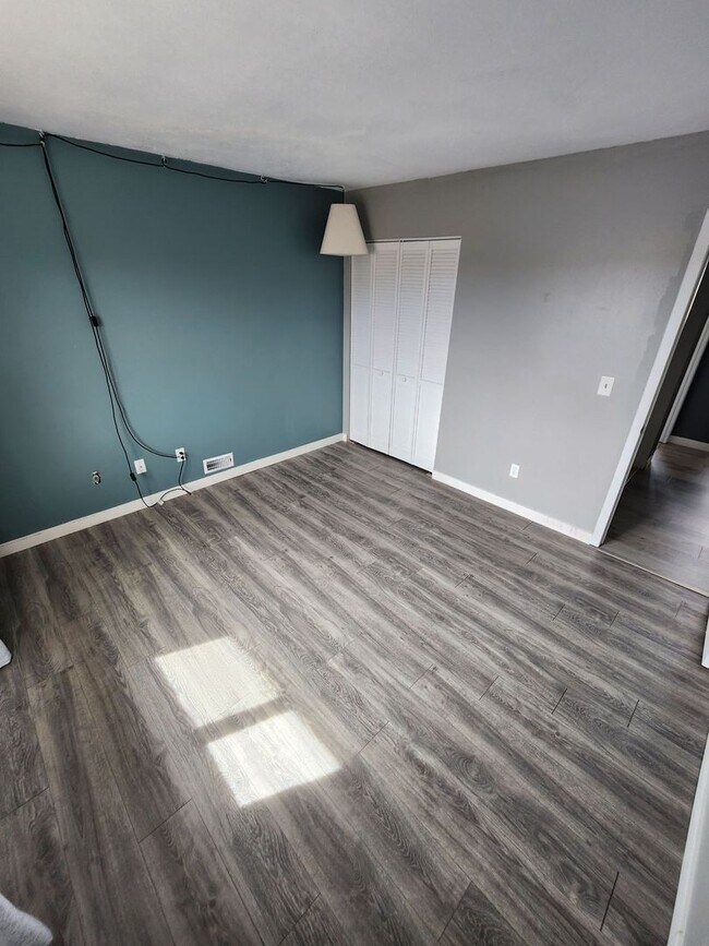 Building Photo - Welcome To This Beautifully Updated 2 Bed Townhome