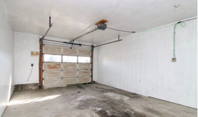 Building Photo - 603-605.5-6055 N Virginia Rd