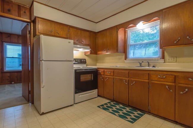 Building Photo - LEASING