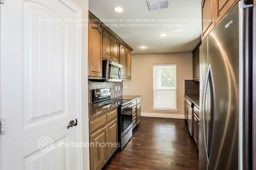 Building Photo - 2101 Colonial Dr