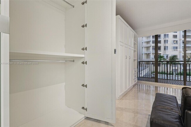 Building Photo - 540 Brickell Key Dr