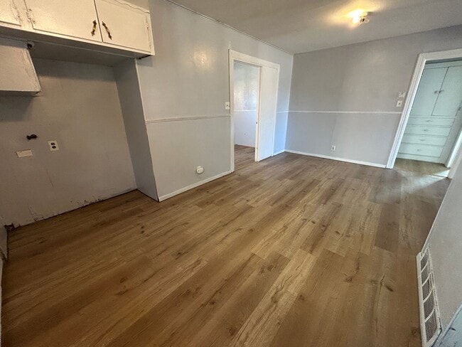 Building Photo - Large 3 bed 1 bath Home