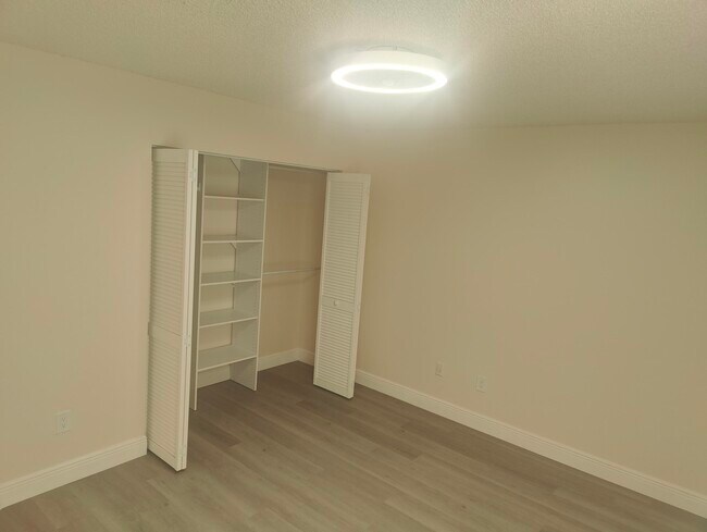 Building Photo - 302 Lakeview Dr E