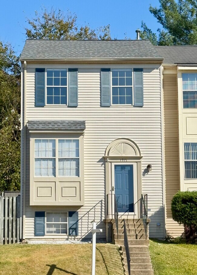 Primary Photo - 1971 Darlington Loop