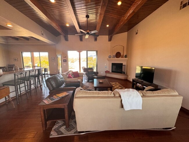 Building Photo - Gorgeous Fully Furnished rental on 1 acre,...