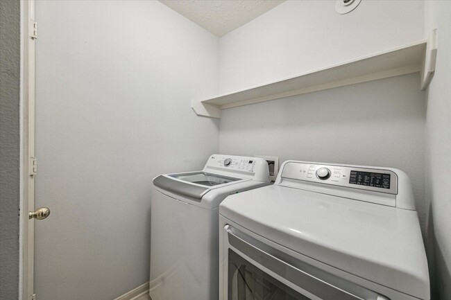 Building Photo - 8051 Bay Branch Dr