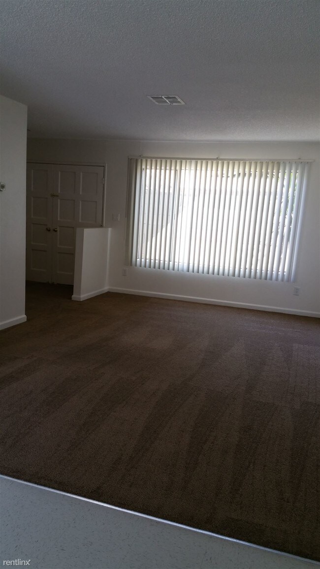 Building Photo - 2 br, 1.5 bath Townhome - 6412 Stockdale Hwy