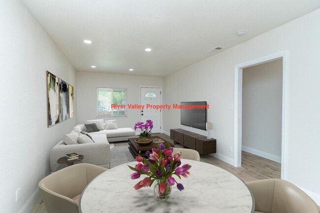 Building Photo - Adorable remodeled Cottage, 3+2, CHA, Garage, fenced yard, close to Christian Brothers High School