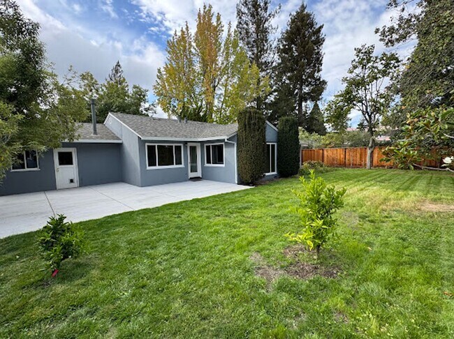 Building Photo - Charming 3BR/2BA Home in West Menlo Park