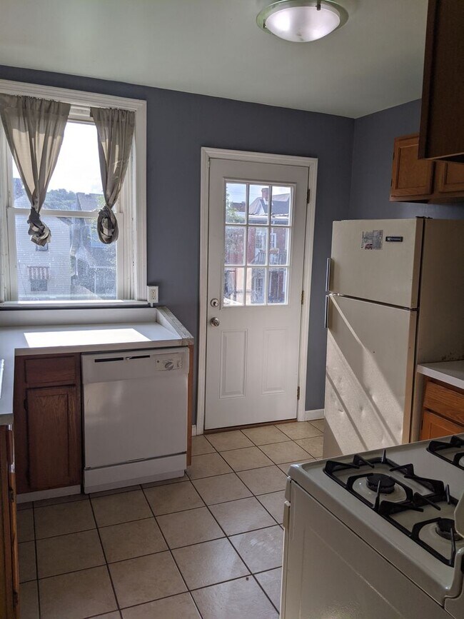 Building Photo - South Oakland Large and renovated 3 bedroom apartment Must SEE!