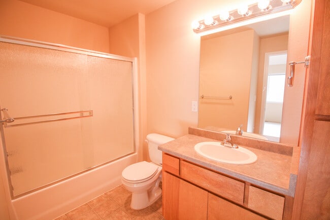 Building Photo - Clean and Updated 2 Bed, 2 Bath Upstairs Apartment in East Medford