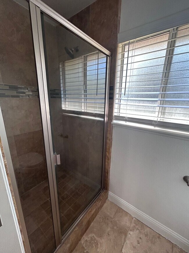 Building Photo - Now Available! 3 Bedroom Home in North West Visalia!