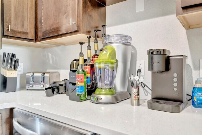 Building Photo - 8303 Palm Pkwy