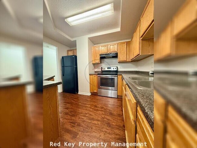 Building Photo - 40 W Townhome