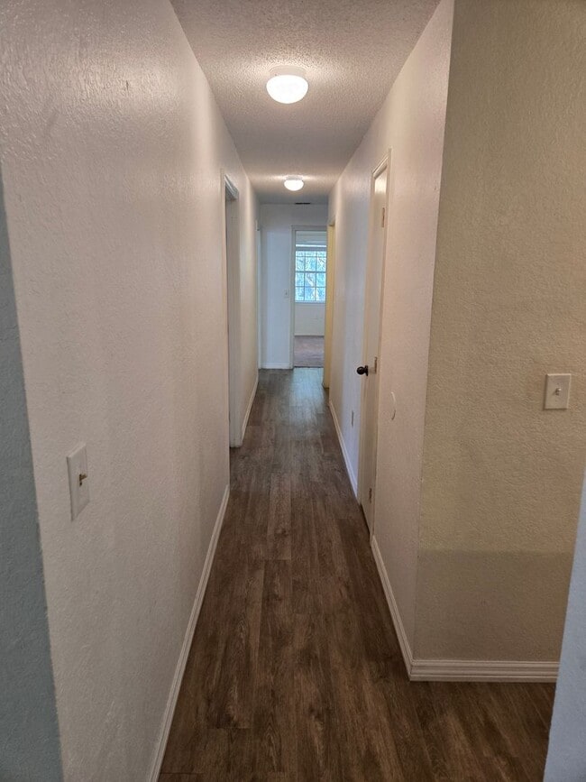 Building Photo - Updated 3BR/3BA condo in Windsor Condomini...