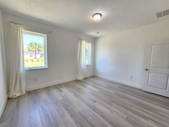 Building Photo - Private Master Bedroom and Bathroom available in a Large, Modern Home. The Master Bedroom feature...
