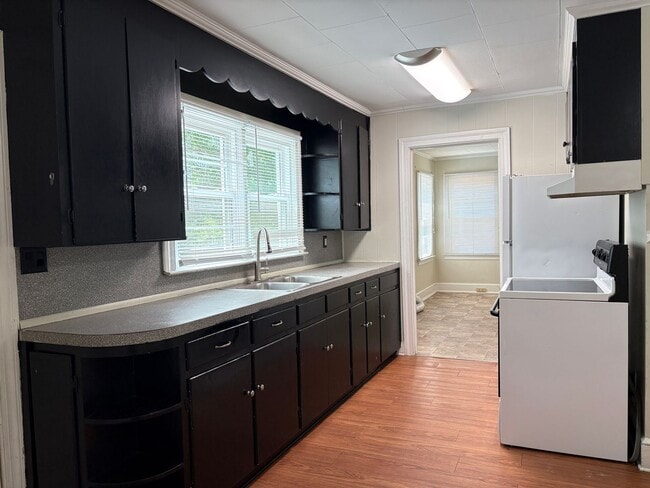 Building Photo - 2 Bedroom, 1 Bathroom House in High Point!