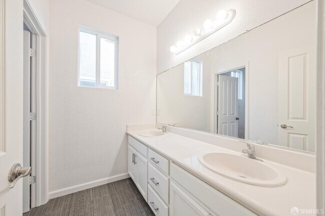 Building Photo - 5476 Summerfield Dr