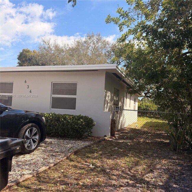 Building Photo - 634 NW 12th Ave