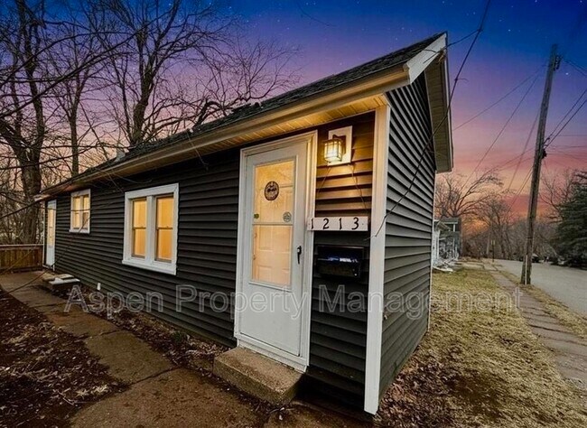 Building Photo - 1213 Doemland St