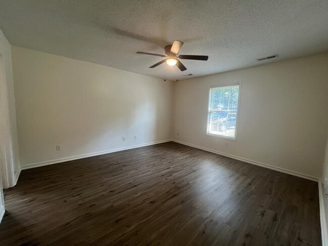 Building Photo - 3290 Valencia Dr