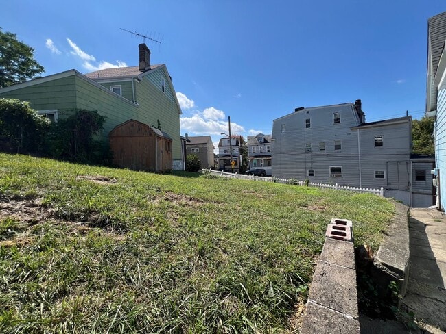 Building Photo - Now showing 3BR 2 full Bath house with lar...