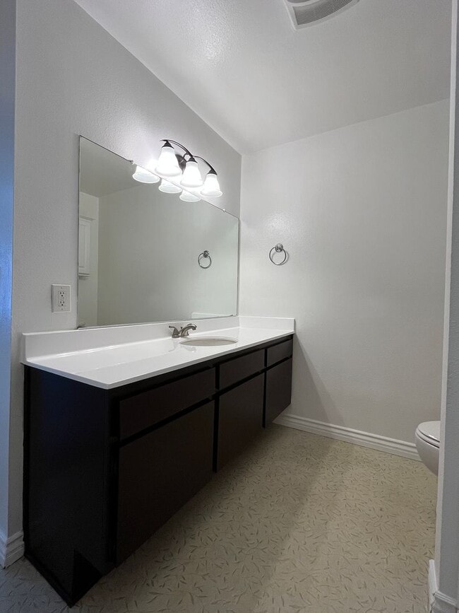 Building Photo - 1st floor condo w/pool, spa, clubhouse, te...