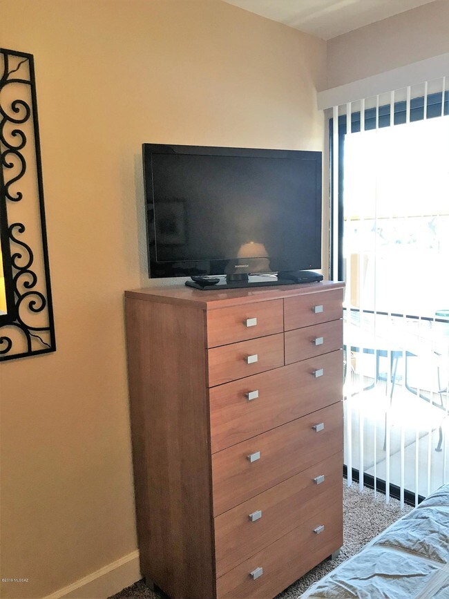 Building Photo - 5751 N Kolb Rd