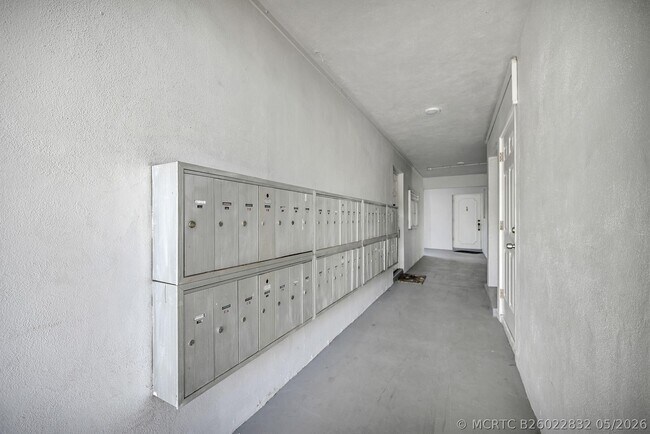 Building Photo - 400 SE 10th St