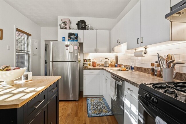 Building Photo - 171 Brooks St