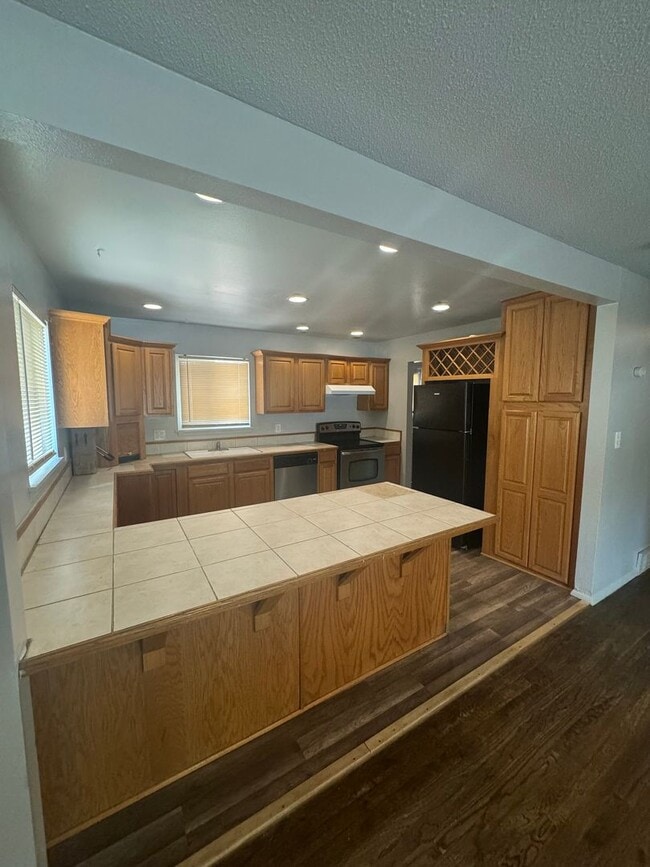 Building Photo - Conveniently located 3-bedroom 1-bathroom ...