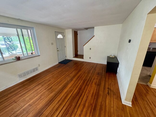 Building Photo - Charming 2 Bed 1 Bath in Beechview!