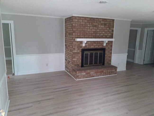 Building Photo - 3 Bedroom 2 bath