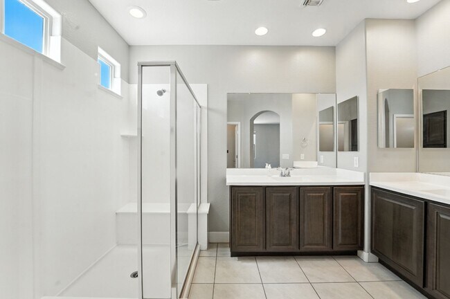 Building Photo - Welcome to this stunning 3-bedroom, 2-bath...