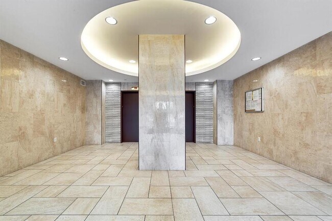 Building Photo - 50 Oceana Dr W
