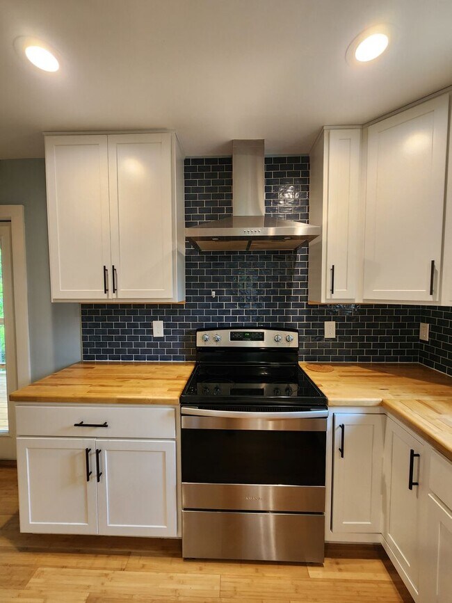 Building Photo - West Asheville Rental