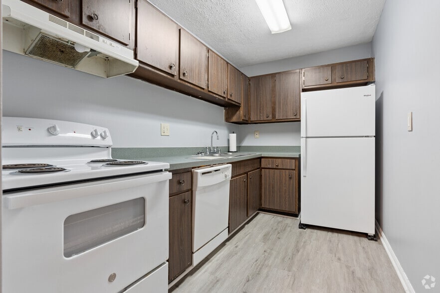 2BR, 1BA - 1,000SF - Kitchen - Woodgate Apartments