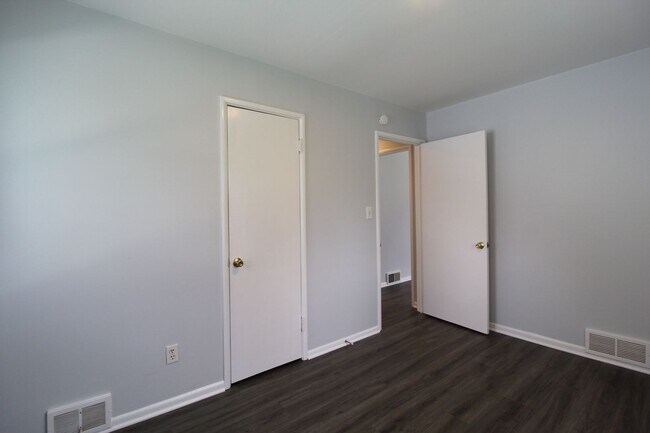 Building Photo - August FREE On This 3 Bedroom 1 Bath Home In Prairie Village