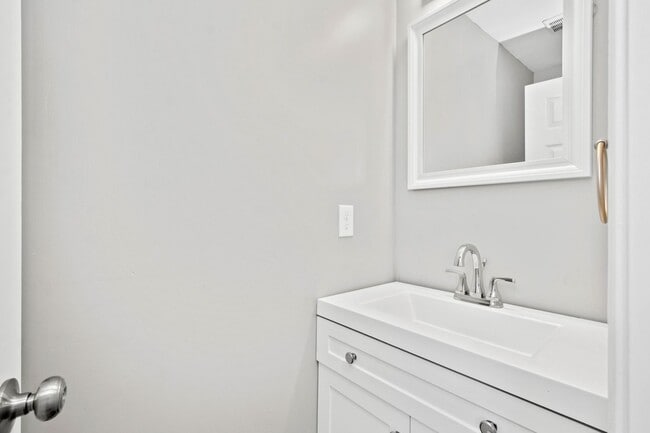 Building Photo - Stunning 4 bedroom home in Pittsburgh avai...