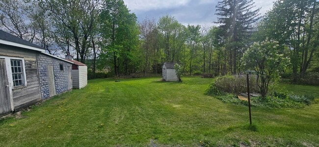 Building Photo - 3 Bedroom House with large yard and extra space!