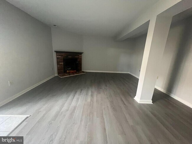 Building Photo - 3325 Midland Ct