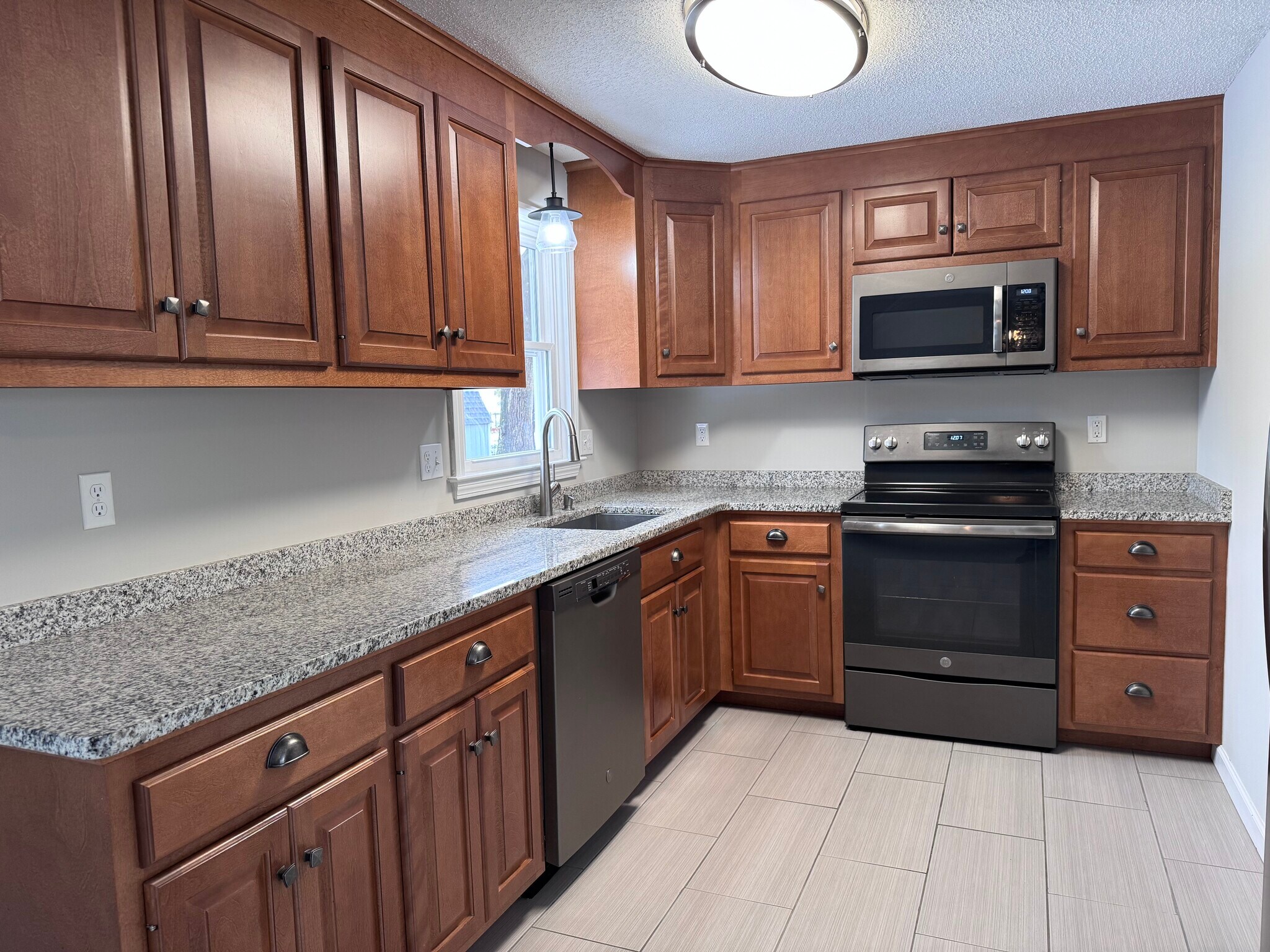 Building Photo - 435 Elmwood Dr