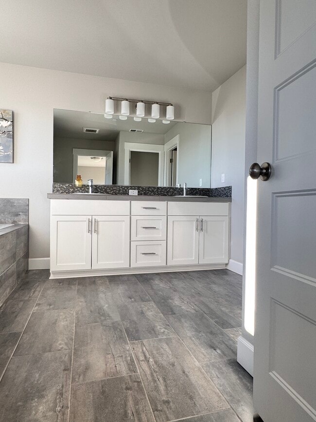 Building Photo - 12050 SW Autumnview St