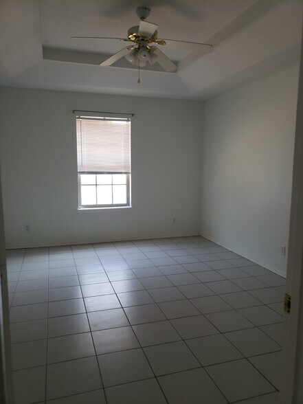 Building Photo - 1012 Lexington Cir