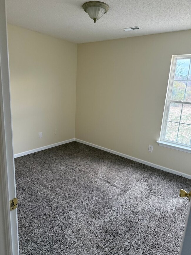 Building Photo - Stunning Country Home