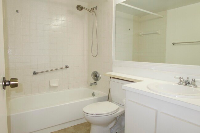 Building Photo - 208 Foxtail Dr