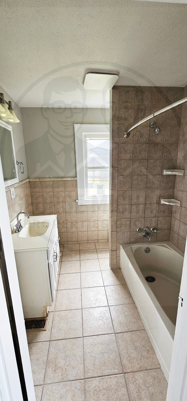 Bathroom - 859 S Main St