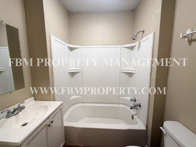 Building Photo - 409 W Brown St